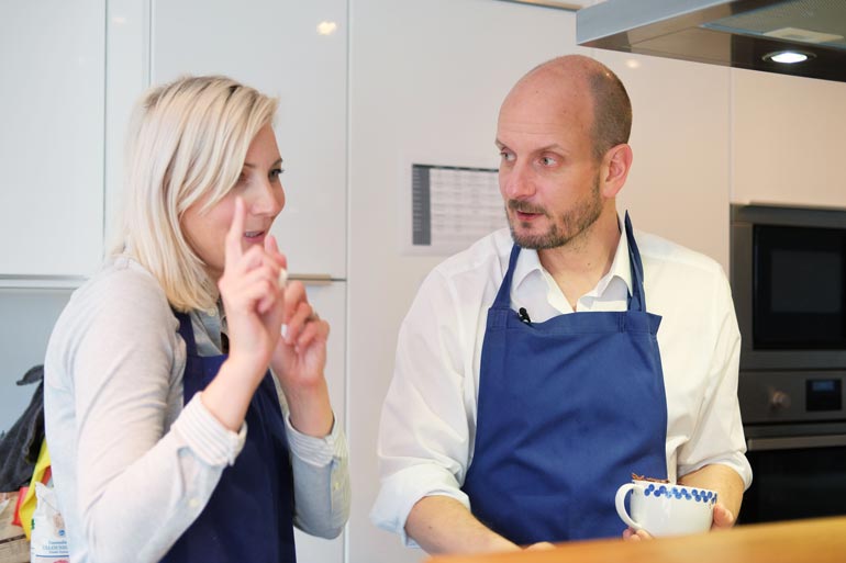 Aluksi Laura suhtautui Hansin ohjelman tekemiseen varauksella.