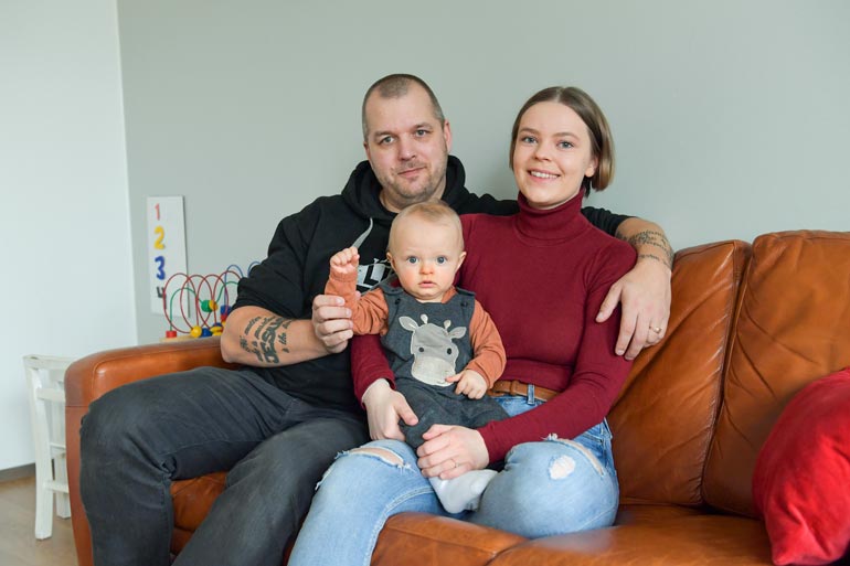 Jussi ja Iinameri menivät naimisiin vuosi sitten. Pieni Benjamin-poika on nyt kahdeksankuinen. – Vaikka minulla on nyt asiat hyvin ja aivan ihana perhe, nostaa vanha himo päätään vähän väliä. Tuolloin tekisi vain mieli juosta karkuun ja paeta kaikkea, mutta enää en sitä tee.