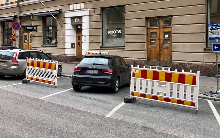 Jaren Audi oli vetäisty härskisti parkkiin kahden aidan väliin.