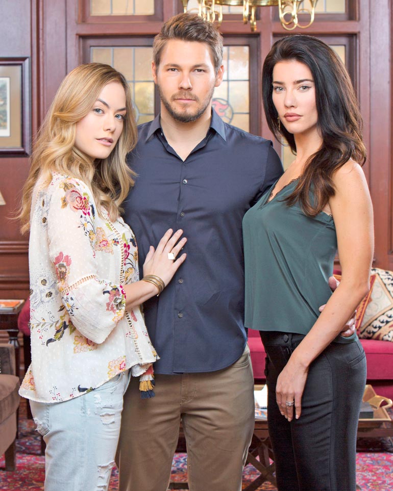 Annika näyttelee Brooken tytärtä Hope Logania Kauniissa ja rohkeissa. Kuvassa myös Scott Clifton ja Jacqueline McInnes Wood.
