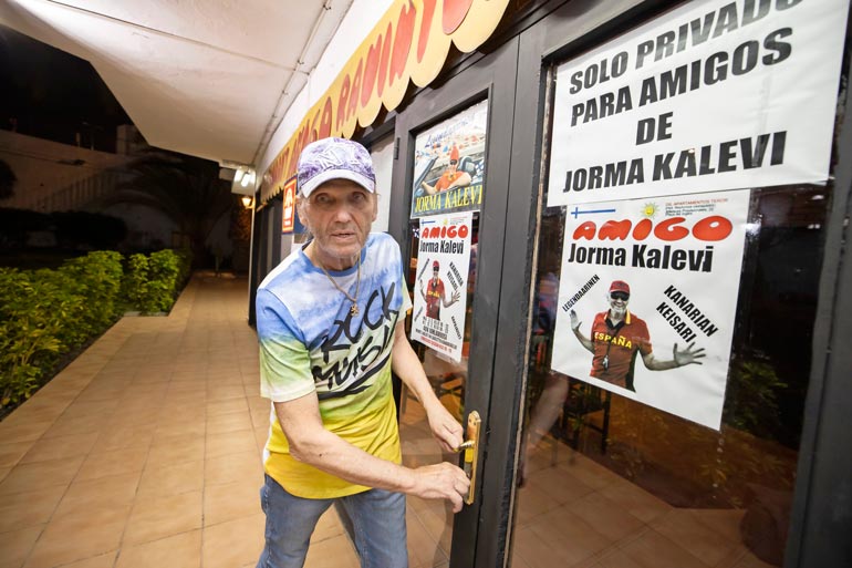 Suomi-rekvisiitta kuuluu Kanarian keisarin ravintoloihin. Amigo-ravintolansa ostajasta Jorma pysyy vielä salaperäisenä.