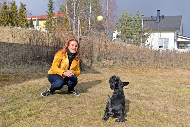Milana ehti olla sinkkuna kolme vuotta ennen Juhan tapaamista. Sinä aikana hän kävi kymmenillä Tinder-treffeillä. – Suurin osa miehistä on edelleen Facebook-ystäviäni.