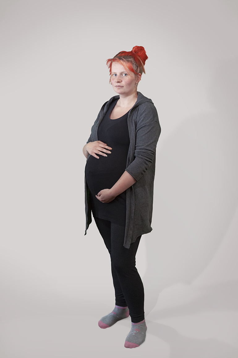 Myös Oona, 26, odottaa seitsemättä lastaan.