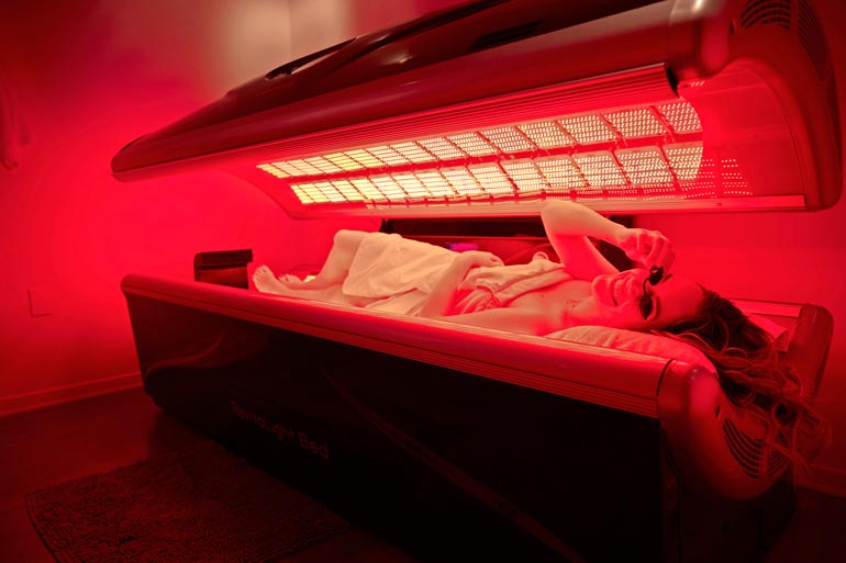Patentoitu led-valoterapia on Annikan suosikkihoito. Tankki näyttää entisaikojen solariumilta.