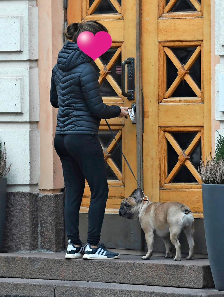 Tumma kaunotar kävi vetämässä auton siirtämisen jälkeen lenkin räppärin Otus-koiran kanssa.