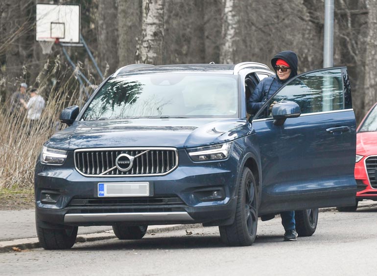 Seiskan paparazzi bongasi Riverin, kun tämä oli Riitta-äitinsä kanssa liikkeellä.