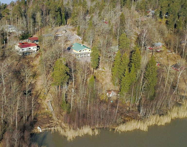 Rannasta löytyy myös saunarakennus.