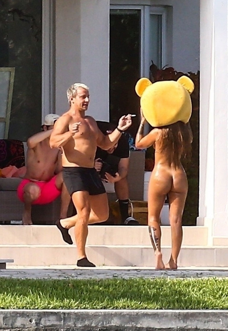 Vitaly ohjeistaa mallia kesken kuvausten.