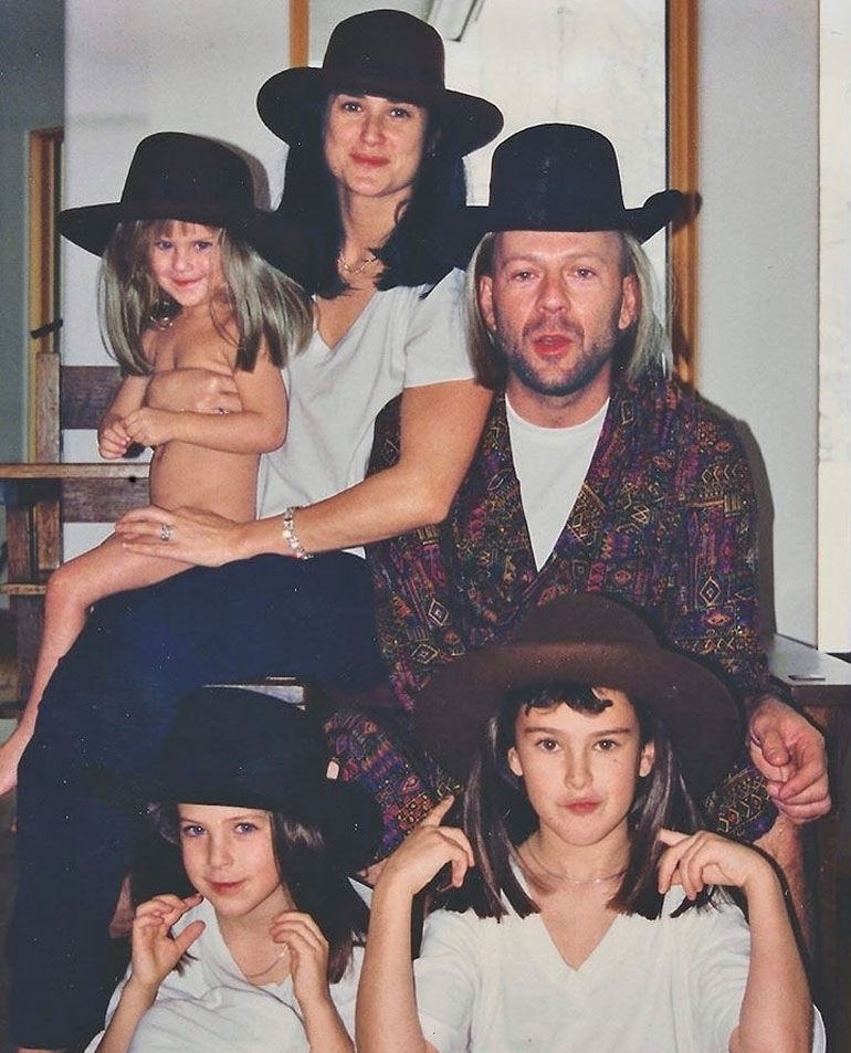 Bruce Willis ja Demi Moore nuorten lastensa kanssa.