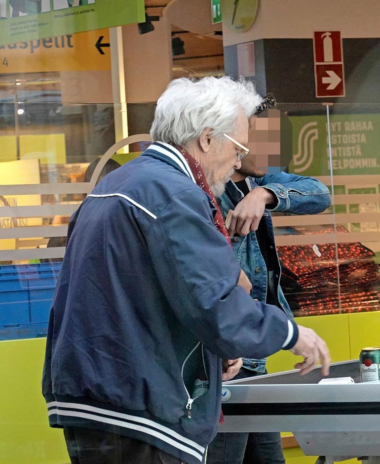 Presidentti Tarja Halosen Pena-rakkaan kalja hammasta alkoi kolottaa.