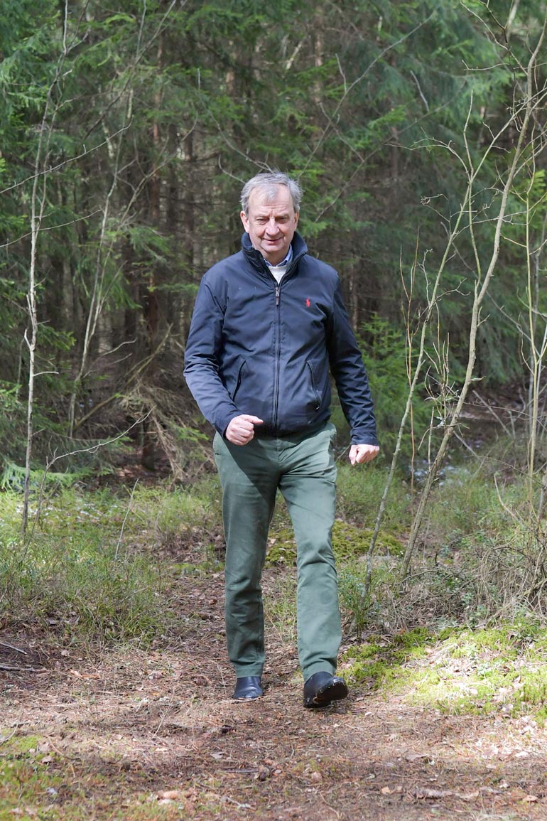 – Yritän joka päivä tehdä samoja asioita. Käyn aamuisin uimassa, päivisin teen töitä ja illalla lämmitän lenkin jälkeen saunan, Hjallis selostaa Sipoonkorvessa.