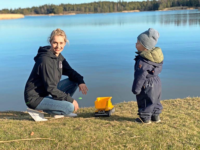 – Kyllä tämä korona-arki on erilaista. Yhtäkkiä kaikille onkin ok, että jossain etäpalaverissa sinulla on lapsi kainalossa, Mia sanoo.