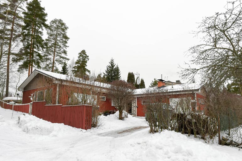 Saara Aallon ja Meri Sopasen asunto on myynti-ilmoituksen mukaan tyydyttävässä kunnossa ja kaipaa kosteusvaurion takia korjausta.