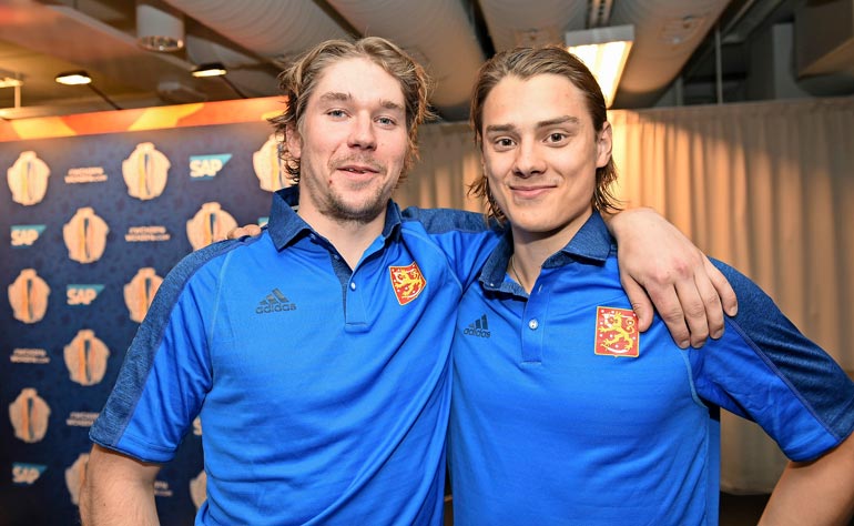 Sami Vatanen ja Sebastian Aho kaulailivat Suomen sotisovassa syksyllä 2016. Nyt kumpikin on kiinnitettynä NHL-seura Carolina Hurricanesiin.