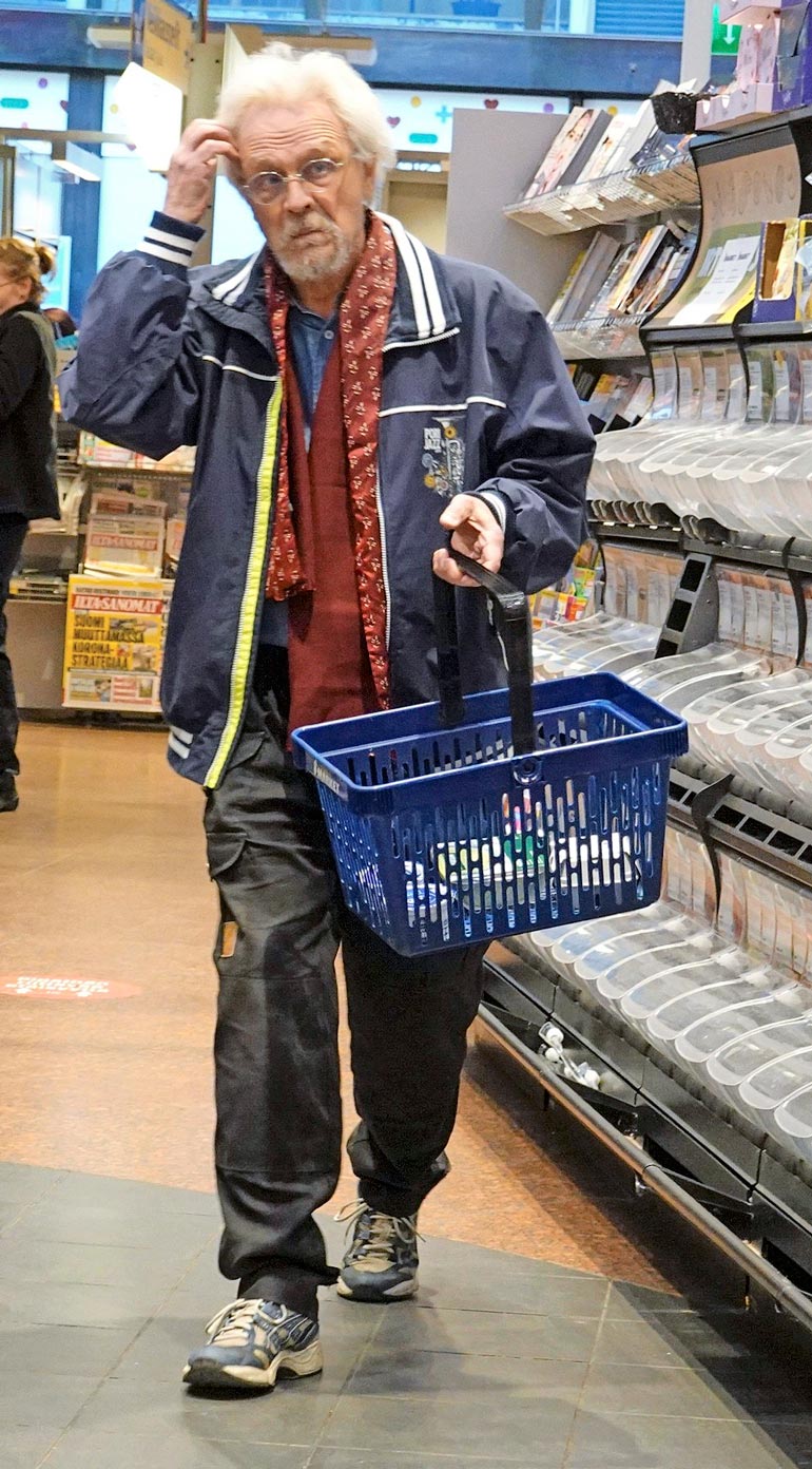 Pena pysähtyi välillä hyllyjen väliin aprikoimaan, mitä ostoslistalla olikaan.
