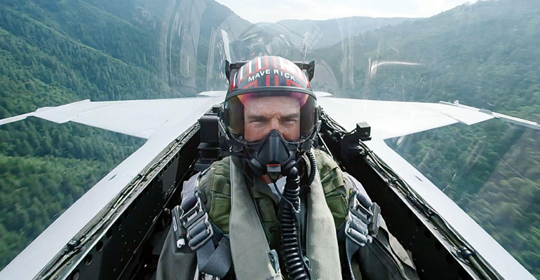 Tom Cruise rämäpäisenä hävittäjälentäjänä Top Gun: Maverick -leffassa.