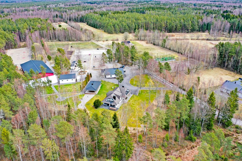 Stefun ja Martinan viimeisimmän yhteenoton näyttämönä oli liikemiehen upea hevostila Hangossa.