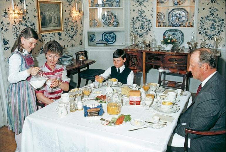 Harald ja Sonja asuivat lastensa Märtha Louisen ja Haakonin kanssa kartanossa 1970–1980-luvuilla, ennen kuin Harald kruunattiin kuninkaaksi vuonna 1991.
