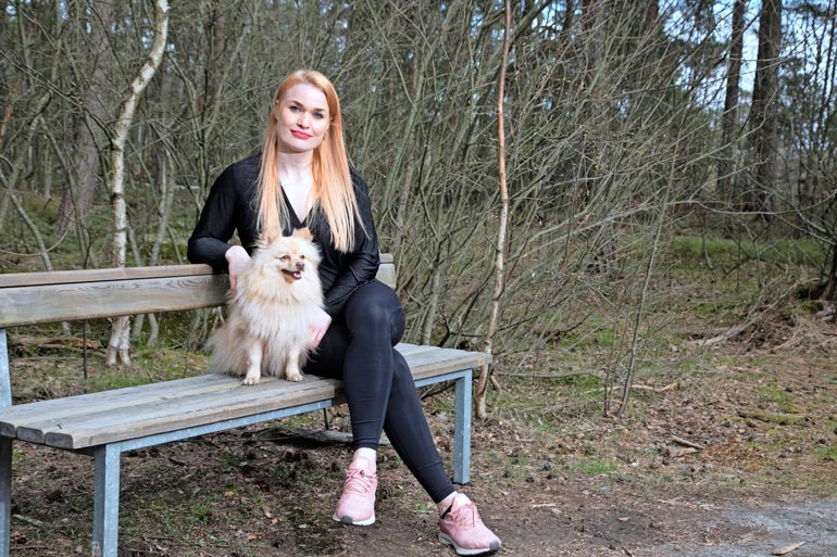 Iida Ketola-Korppila katsoi viestihäiriköintiä aluksi läpi sormien, mutta uhkailu vain paheni. Kuvassa poseeraa myös Iidan ja Rennen rakas koira Kristoffer.
