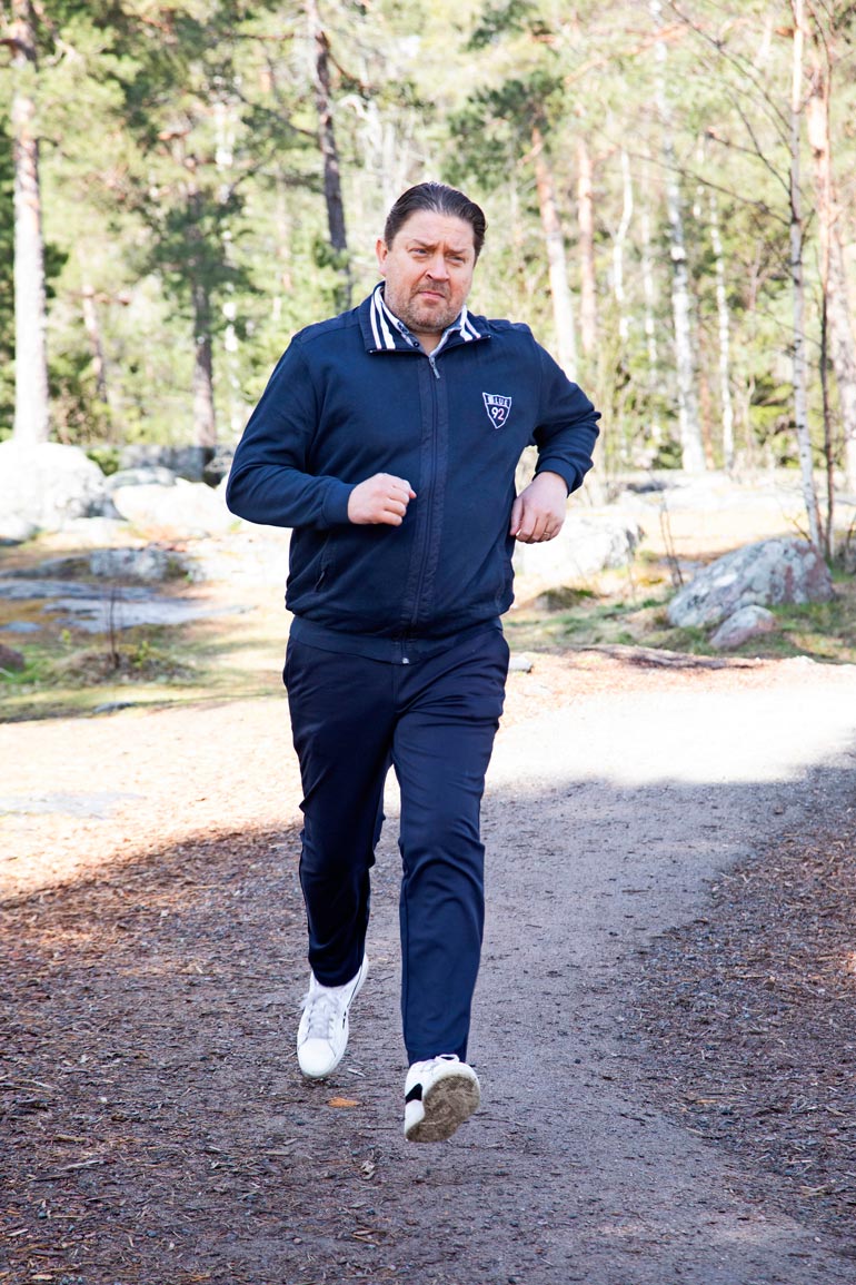 Oskari ei pelkää repsahdusta kesän grilliherkkujen äärellä. – Tykkään hyvästä ruuasta, mutta olen ammattini puolesta elänyt aina komentojen alla. Uskon, että se on tässäkin vahvuuteni. Oskari painaa nyt noin 105 kiloa. Tavoitepaino on 85–90 kilossa.