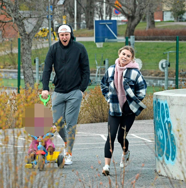 Leikkipuistossa rakastavaiset ilakoivat lasten kanssa niin intensiivisesti, että lopulta lätkämiljonääriä alkoi väsyttää.
