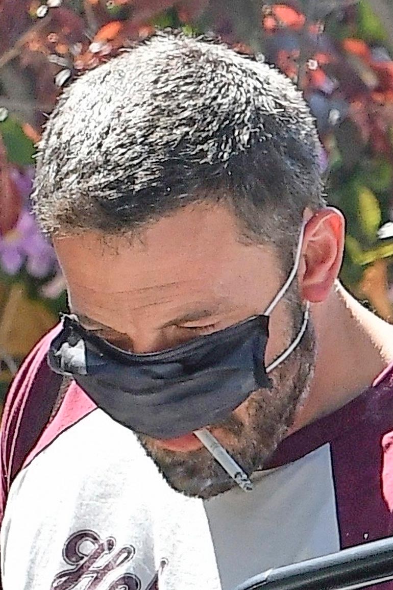 Koronasta viis! Oscarillakin palkittu Ben Affleck heivasi suojamaskinsa sivuun päästäkseen tupruttelemaan tupakkia.