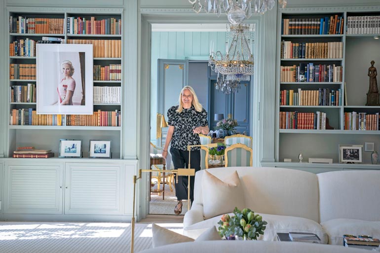 Mette-Marit on erittäin kiinnostunut sisustuksesta. Hän suosii neutraaleja värejä, mutta piristää ilmettä värikkäillä kukka-asetelmilla.