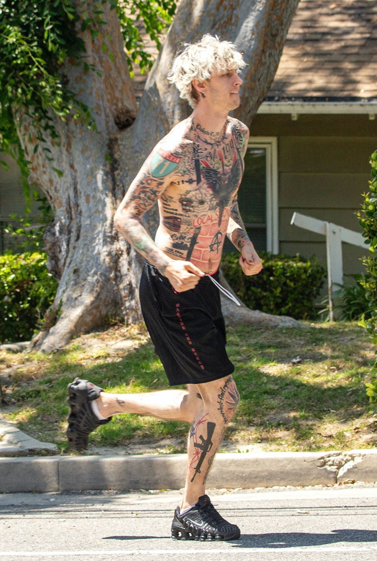 Machine Gun Kelly lenkillä