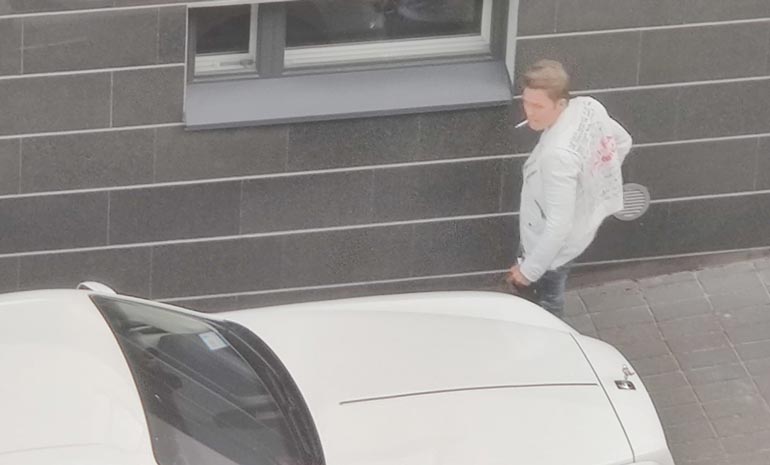 Cheek laittoi tupakaksi autonsa suojissa.