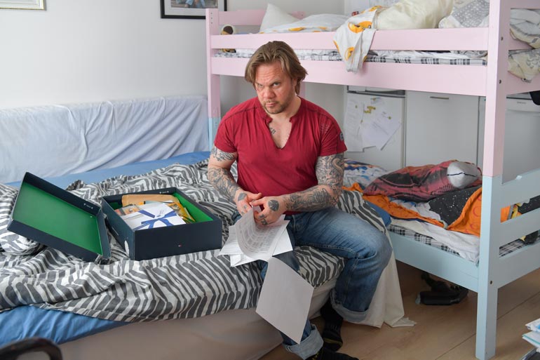 – Nämä rikosrekistirini kolme liuskaa ovat vain murto-osaa pahoista teoistani. Huumeet saavat ihmisen tekemään mitä vain. Tilasin muun muassa toisten ihmisten nimissä tavaraa velaksi ja myin niitä eteenpäin.