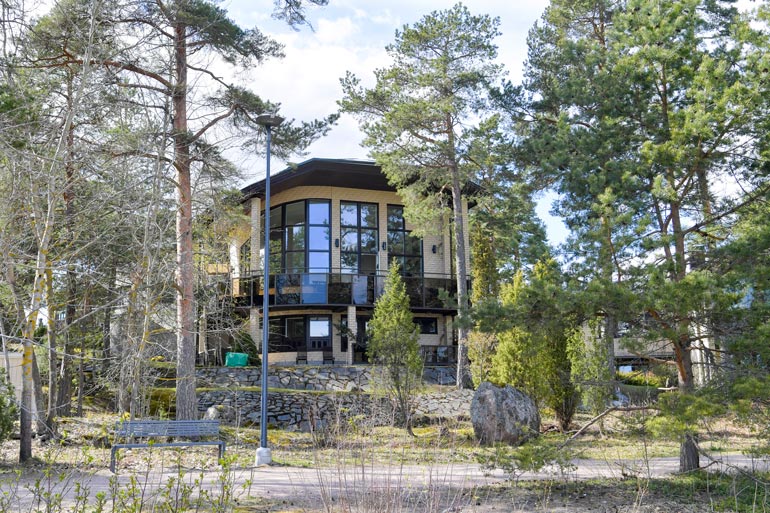 Jari ja Vanessa ovat viihtyneet Espoon Westendissä suhteensa alkuajoista saakka eli vuodesta 2000. Kesällä 2004 avioituneella pariskunnalla on neljä yhteistä lasta.