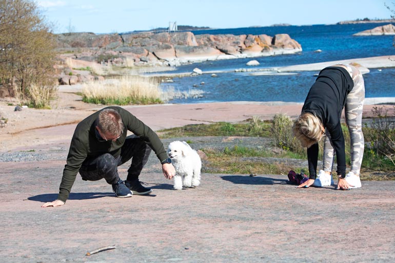 Elli-koira seurasi sivusta Hennan ja Mikan jumppahetkeä.