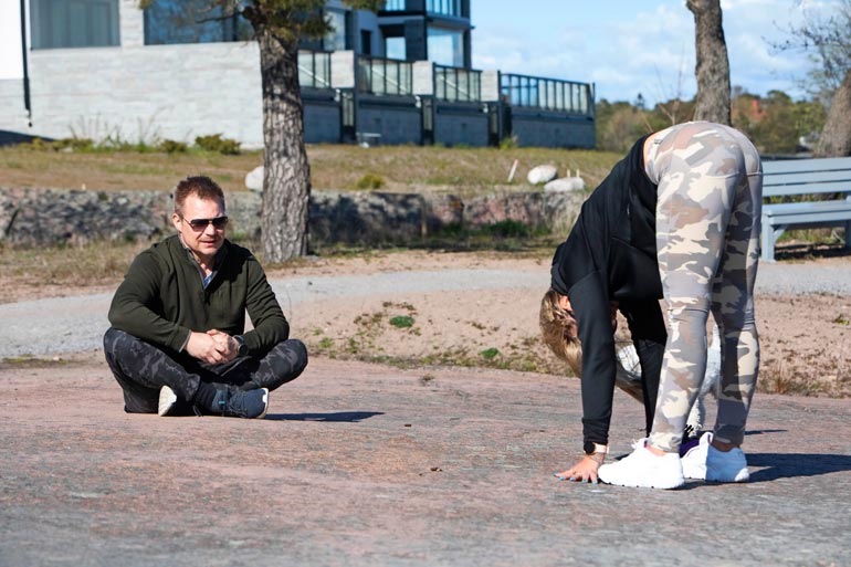 Henna loi lämpimiä katseita rakkaaseensa merellisissä maisemissa.
