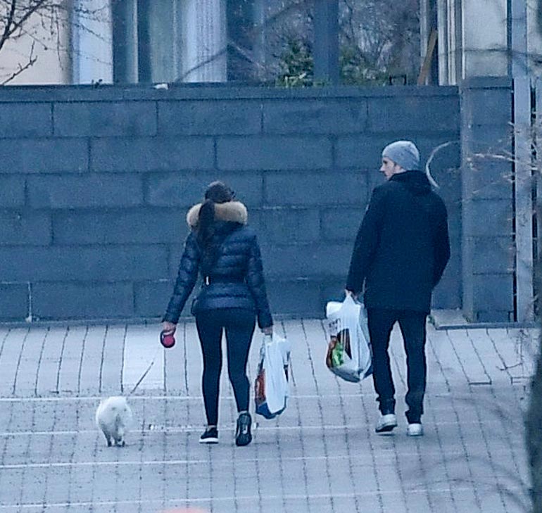 Kohupari asuu nyt Helsingin Eiranrannassa. Kuvassa pari vie murkinaa asunnolle.