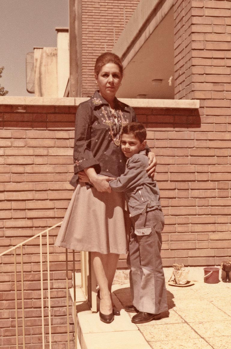 Arman ja Aida-äiti olivat todella läheisiä. – Meni vuosia, että pystyin käymään äidin haudalla, Arman sanoo. Yhteiskuva 1970-luvulta.