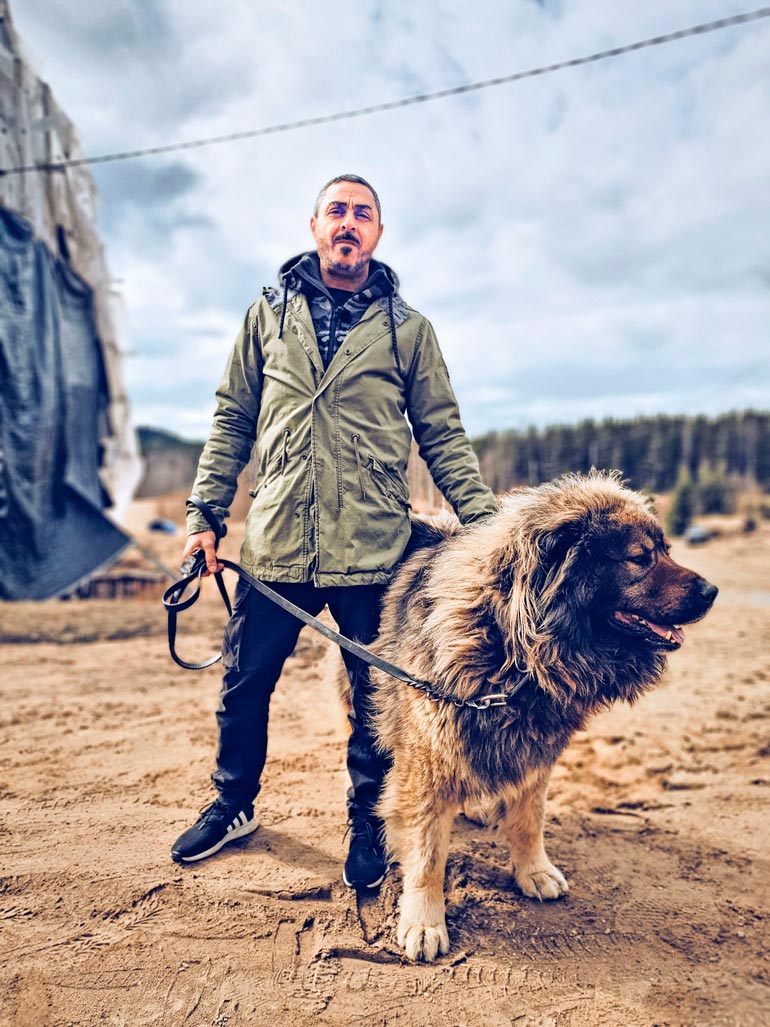 Uudella Arman Pohjantähden alla -kaudella selvitetään muun muassa lemmikkeihin liittyviä kahnauksia. Kuvassa Arman poseeraa kaukasianpaimenkoira Ivanin kanssa.