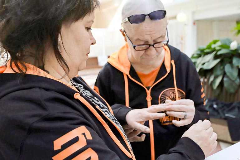 Hausmylly-huppareihin sonnustautunut hääpari pujotti avioliiton solmimisen jälkeen sormukset toistensa sormiin.