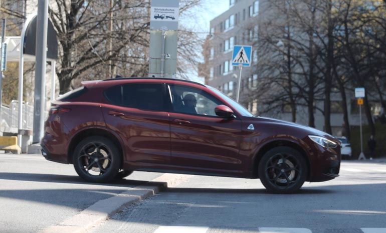 Minttu kurvailee Kimin Alfa Romeolla, joka kiihtyy nollasta sataan 2,8 sekunnissa. Auton huippunopeus on 283 km/h.