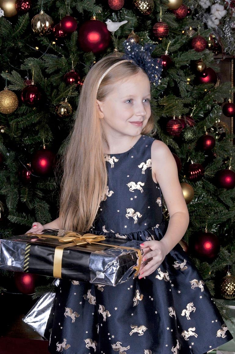 Stella Karalahti on nyt 6-vuotias. Reippaan pikkuneidin olisi määrä aloittaa koulu elokuussa.
