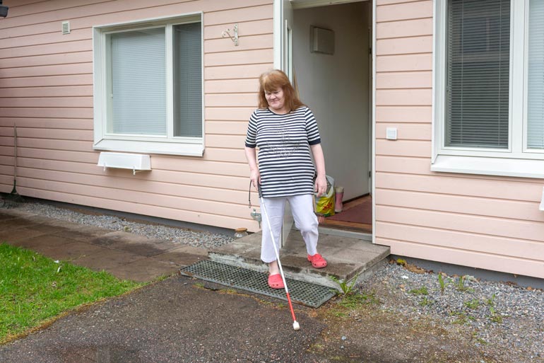 – Käytän ulkoillessani vain harvoin valkoista keppiä. Minulla on yleensä aina joku mukana, jos lähden kotoa. Ystäväni ovat opetelleet insuliinipumpun käytön, koska en itse näe sen lukuja.