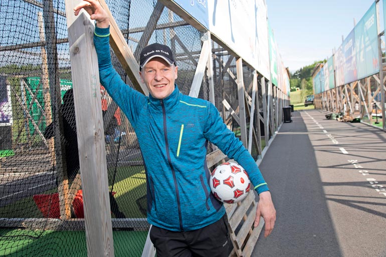 Toni Nieminen sai äskettäin pestin Vihdin Puuhaparkin huvipuistoisäntänä. – Tämähän on lapsuuteni unelma-ammatti.