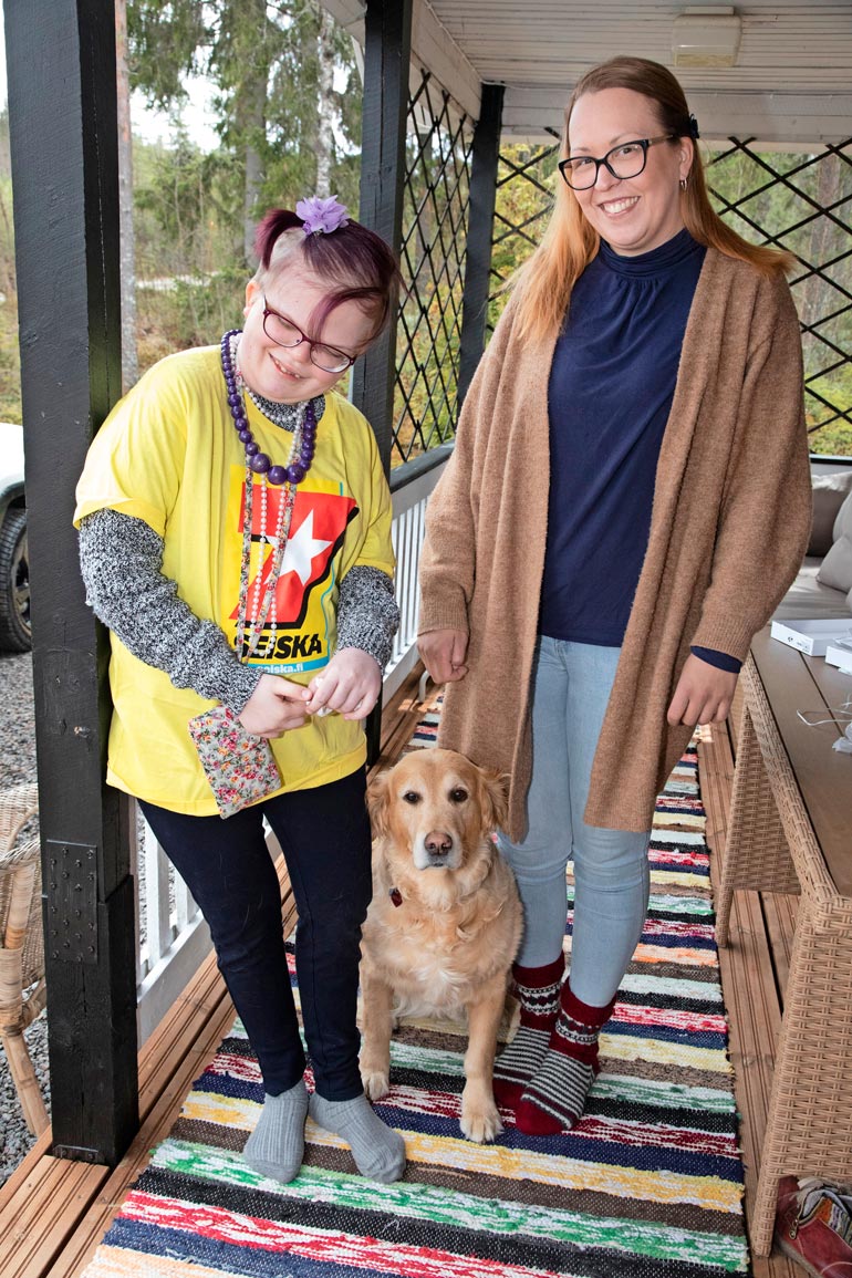 Perheen kultainennoutaja Nelli seuraa Axua joka paikkaan. – Juuri ennen kuin Axulta löytyi aivokasvain, Nelli nuoli häntä joka päivä vimmatusti, Erja muistelee.