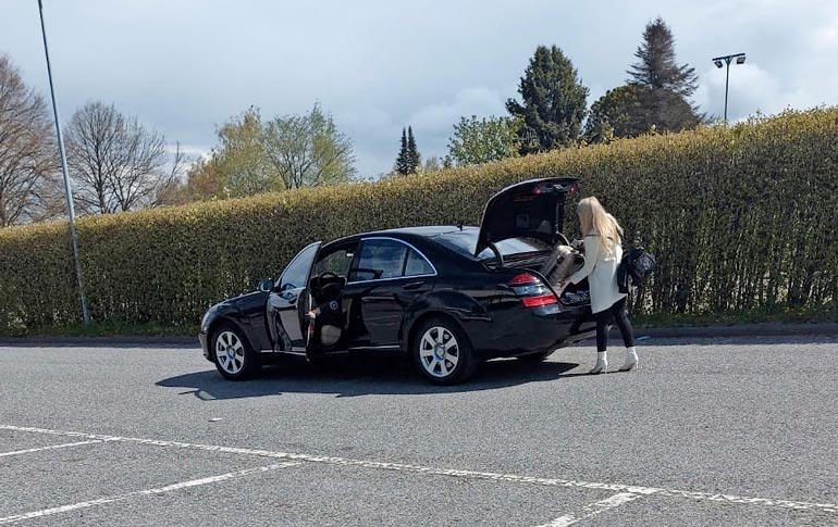 Danny oli jo astumassa ulos Mersustaan, kun huomasi lukijamme kamerakännykän ja vetäytyi takaisin autoon. Näyttävä mysteeriblondi sai yksin lastata matkalaukkunsa takakonttiin.