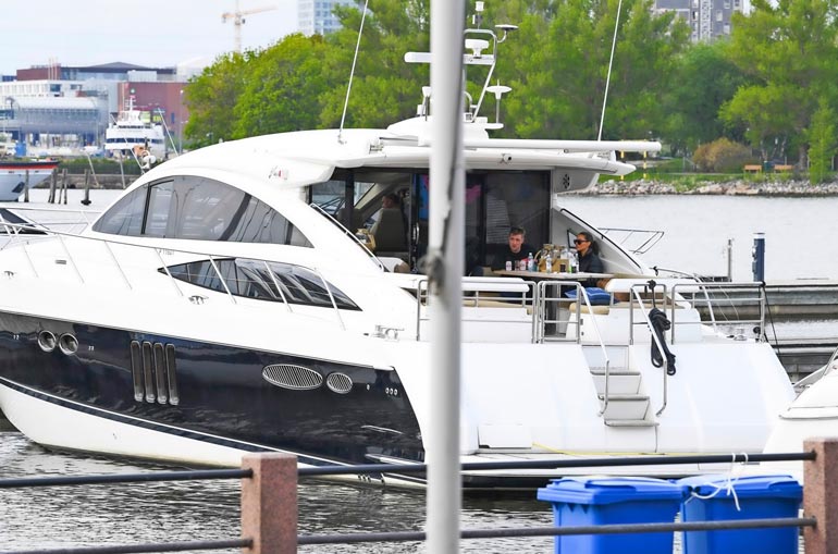 Kohupari rentoutui pramean Princess-jahdin kannella. Veneen omistaa Stefun kaveri.