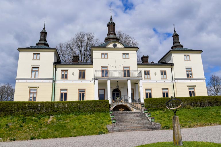 Stenhammarin linna sijaitsee 120 kilometrin päähän Tukholmasta.