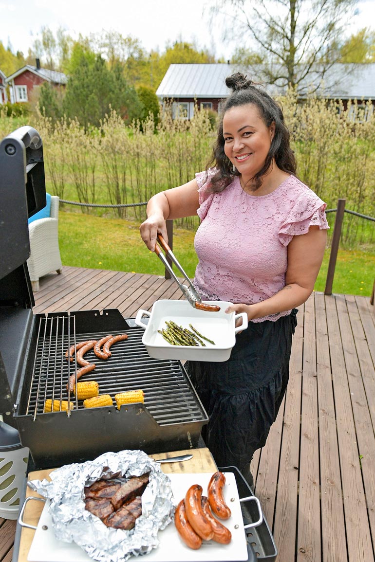 Grilli kuumana ja grillaaja kauniina! Herkulliset fileepihvit kävivät Lolan grillissä, ja nyt kypsyvät chorizo-makkarat.