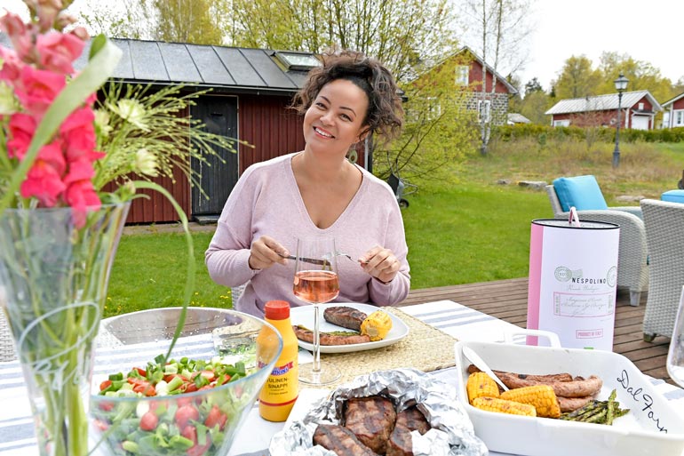 Grillailussa Lola on suoran toiminnan naisia. – Pieni sottaisuuskin sopii ulkokokkailuun, hän toteaa. Kattaus ja raaka-aineiden laatu sen sijaan ovat tärkeä juttu grillitunnelmassa.