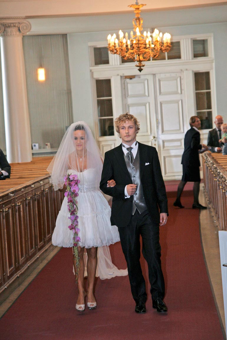 Joonathanilla on läheiset välit siskopuoleensa Martina Aitolehteen. Hän muun muassa saatteli tämän alttarille, kun Martina juhli häitään Esko Eerikäisen kanssa vuonna 2008.