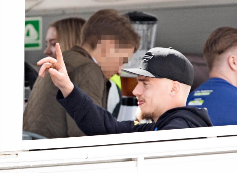 Rasmus viittoo sormellaan kohti kattoa, ja kenties elehtii tällä tavoin tuopintäytettä itselleen.