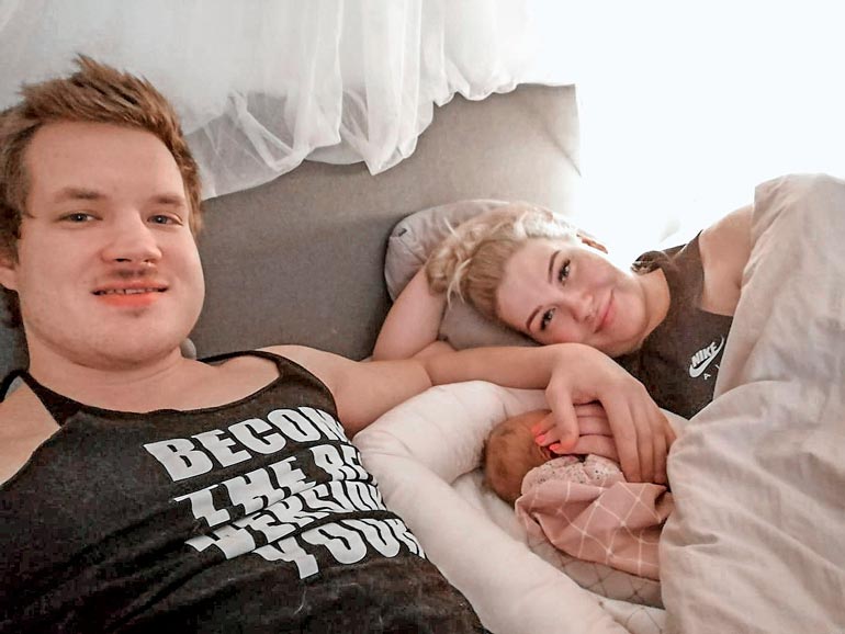 Juuso ja Vilma sairastivat koronan ennen lapsen syntymää. – Juusolla on jälkioireita, ja hän on vielä karanteenissa. Tämä vaikuttaa siten, että minä joudun käymään apteekissa ja kaupassa. Pääsen hyvään kuntoon, kun joudun kantamaan ostoskassit.